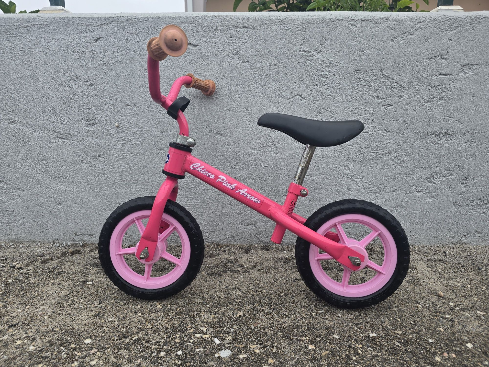 Bicicleta sem pedais cor de rosa marca Chicco
Idade 2-4 anos