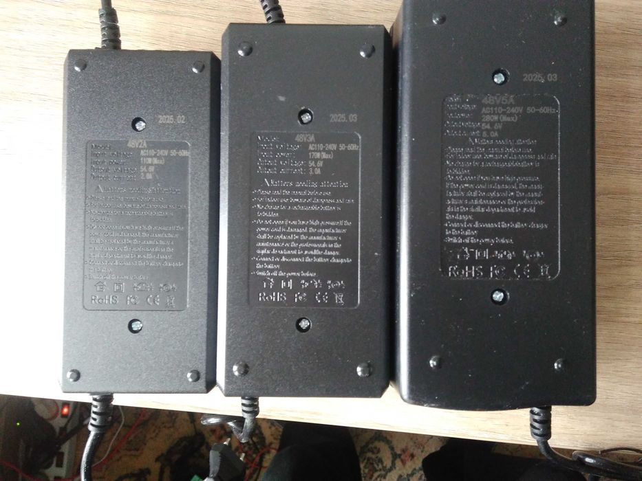 Ładowarka z wentylatorem do baterii 13 s 48 (54,6) Volt 2 A