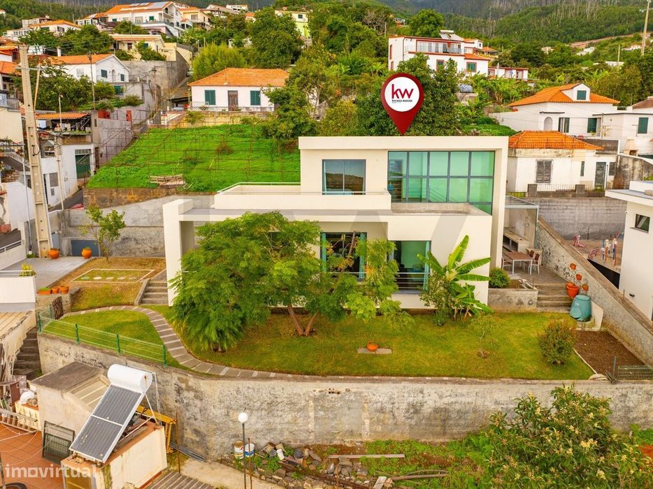 Moradia em São Roque com Vista Sobre a Baía do Funchal