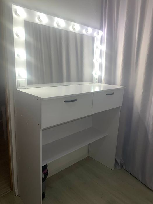 Стіл для візажу дзеркало в повний ріст