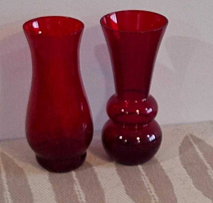 Zestaw 2 wazonów / flakonów ze starego szkła, kolor rubinowy czerwień