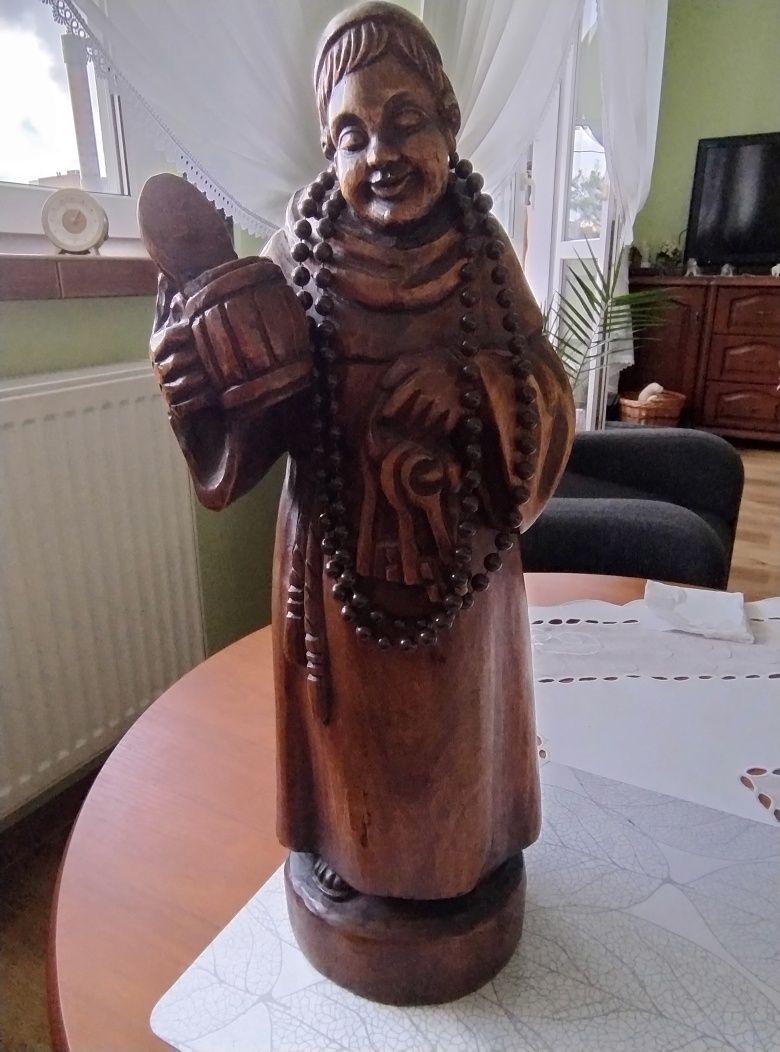 Rzeźba mnich z kuflem piwa
