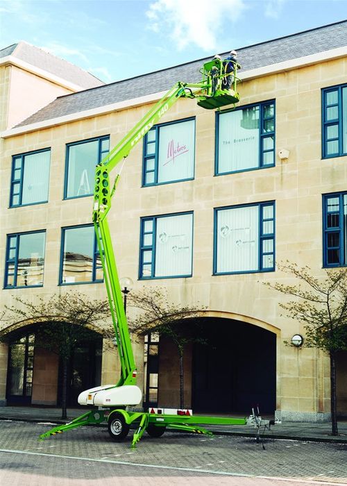 Wynajem podnośników koszowych na przyczepie z operatorem lub bez