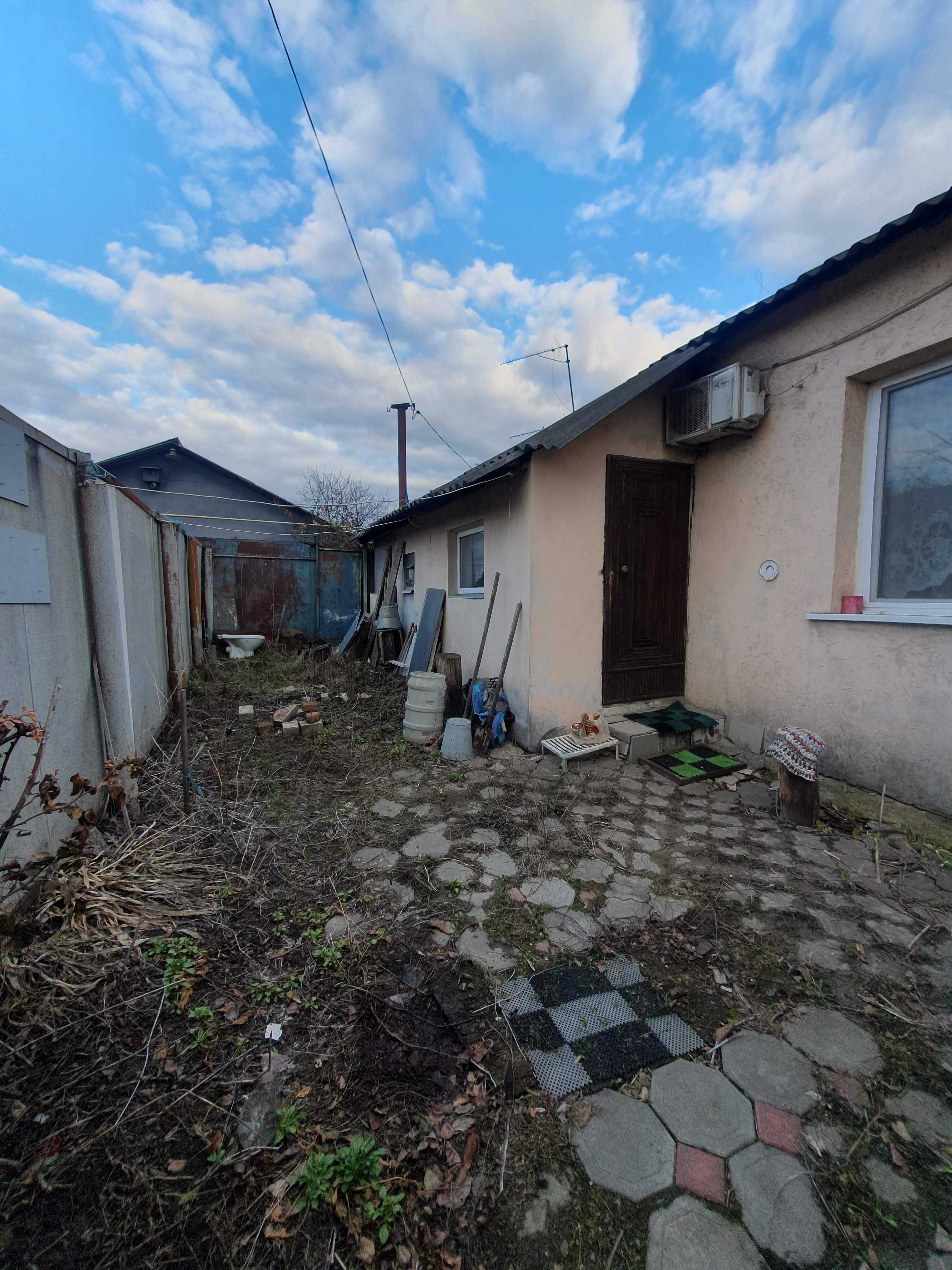 Продам 1/3 будинку,свій двір,всі зручності, вул.Лиса 57.метро Хол гора