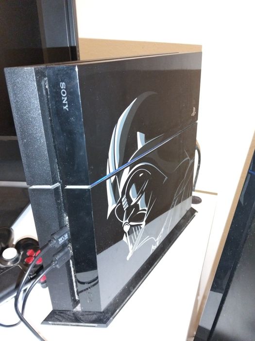 Vendo PS4 com oferta de jogos e 2 comandos(1 deles personalizado)