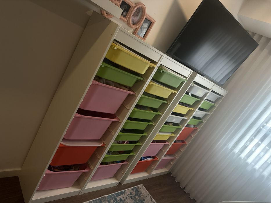 Estantes Ikea de arrumação com caixas TROFAST