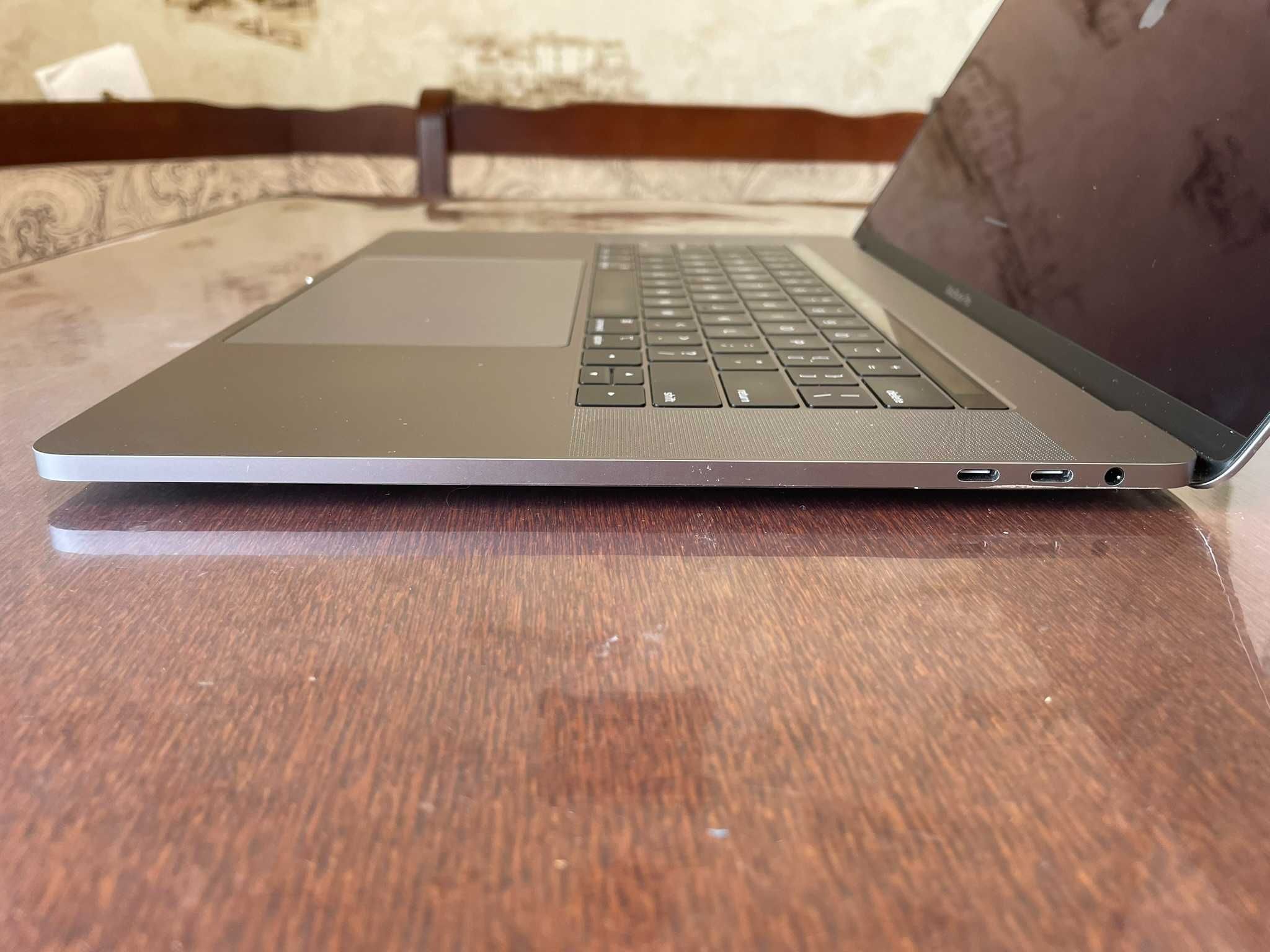 Ноутбук 15 Apple MacBook Pro 2018 (i7-8750H/16/SSD 256Gb/Radeon 560X)