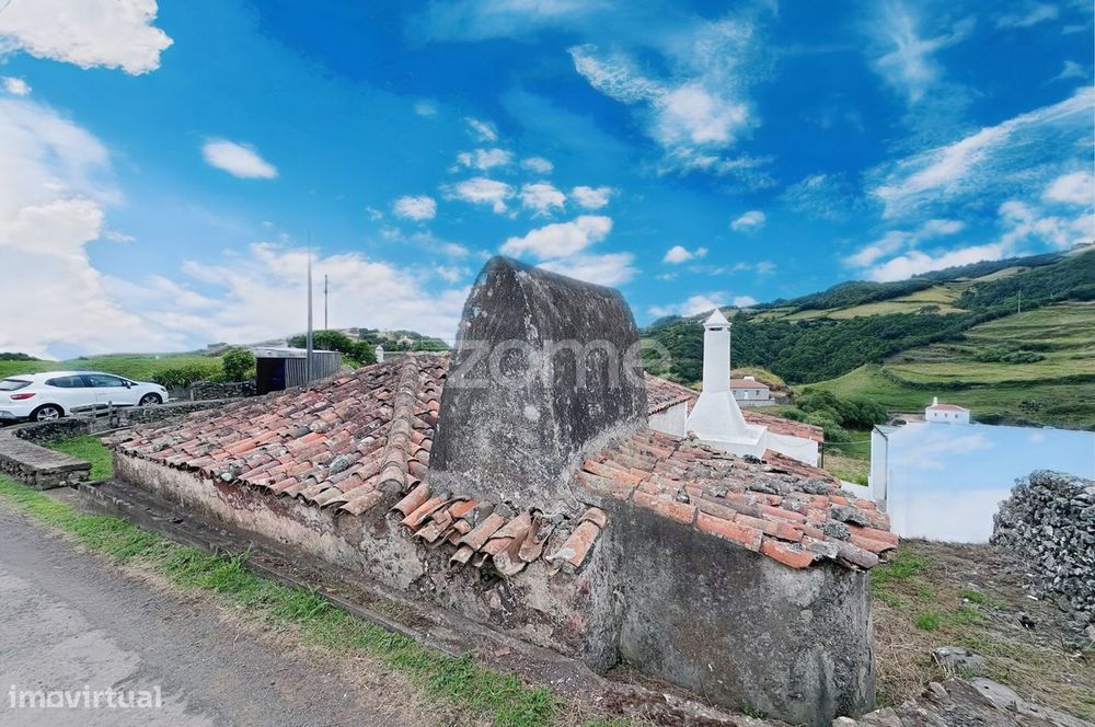 Moradia T2 com Potencial de Reabilitação – Malbusca, Santo Espírito...