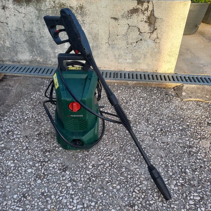 Maquina de lavar a pressão  usada.