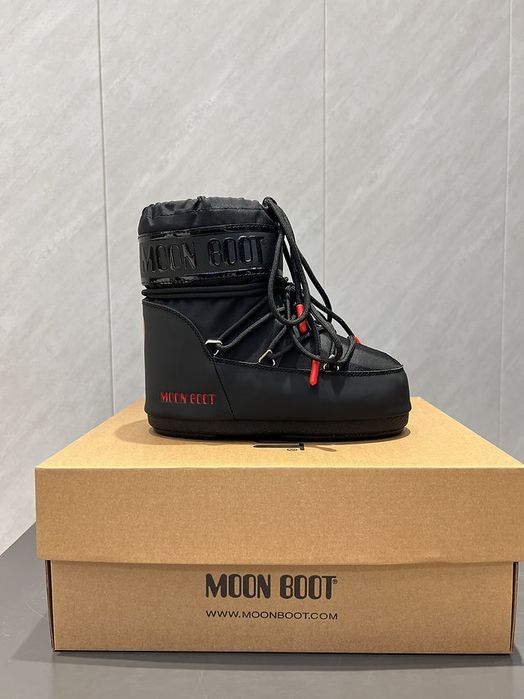 В наявності Moon boot moschino