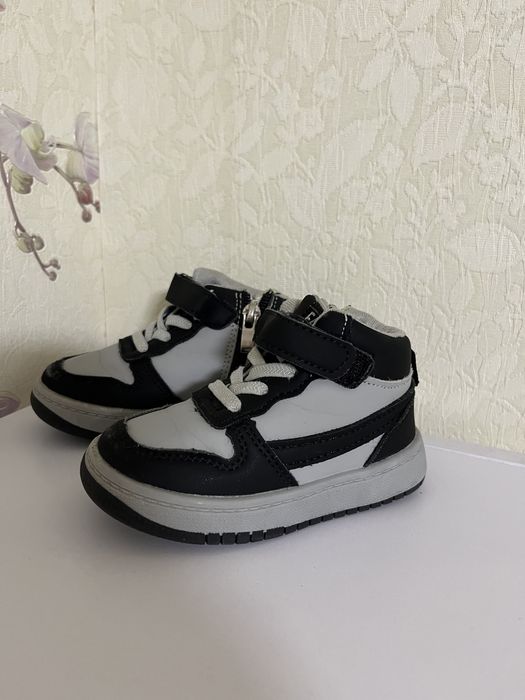 Продам деми ботинки