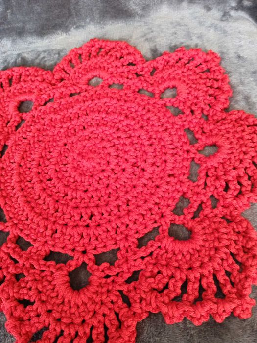 Czerwona serwetka na szydełku