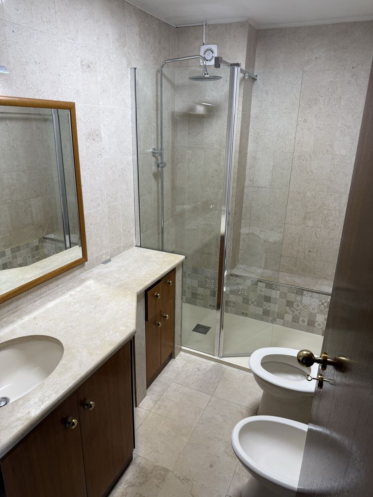 Apartamento T2 + 1 com 2 Lugares de garagem e arrumos