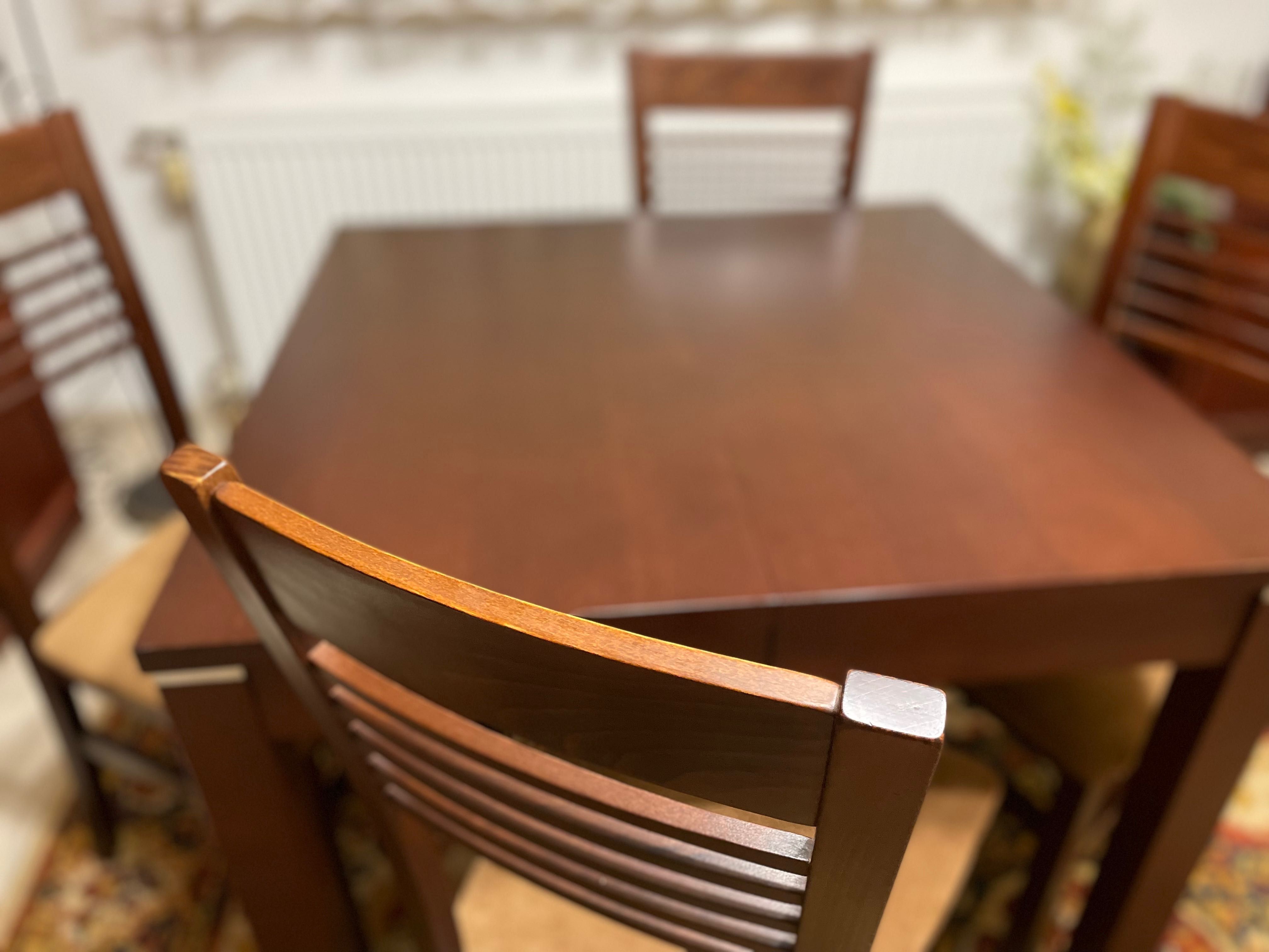 Stół i krzesła (komplet)