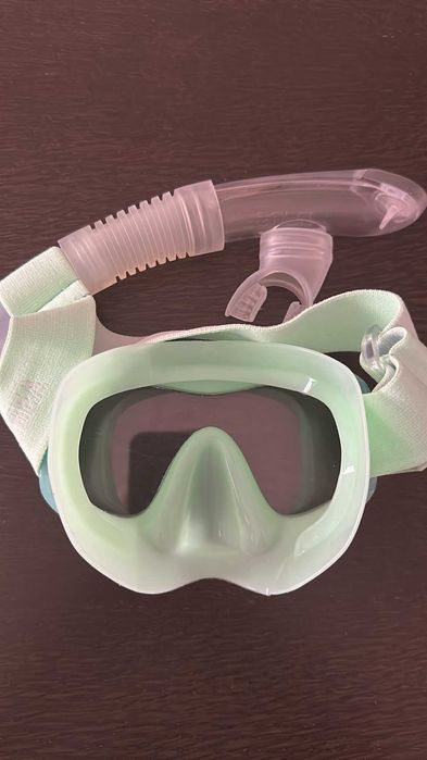 Óculos  com tubo, de criança, para piscina/praia praticamente novos