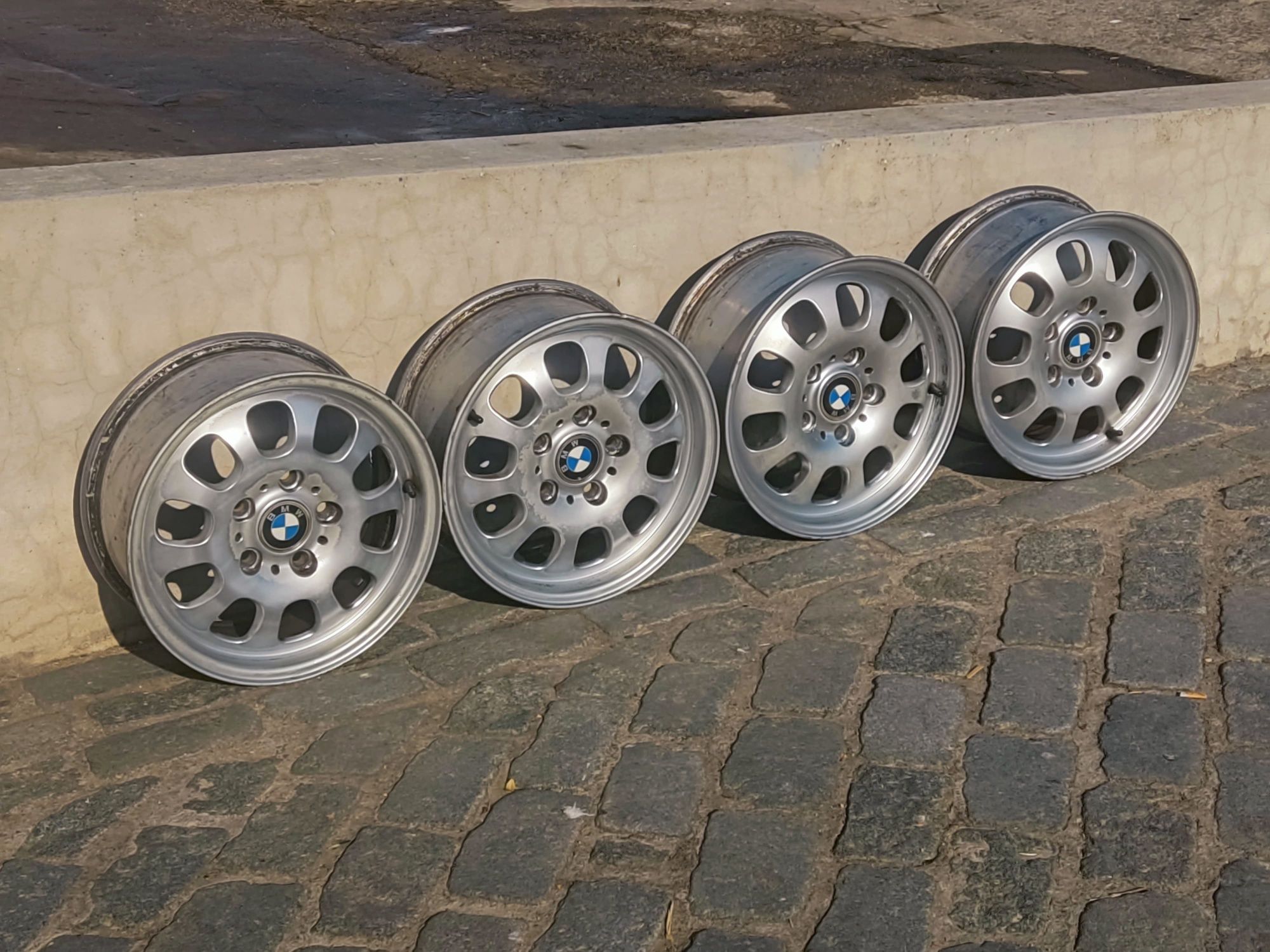 Jantes 15" BMW 5x120

Para desocupar espaço