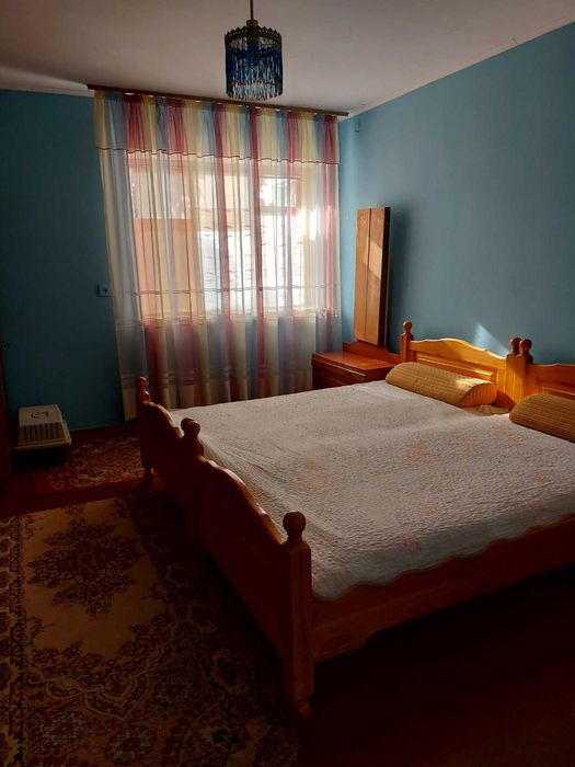 Продаж будинку в мальовничому місці біля водойми з гарним краєвидом