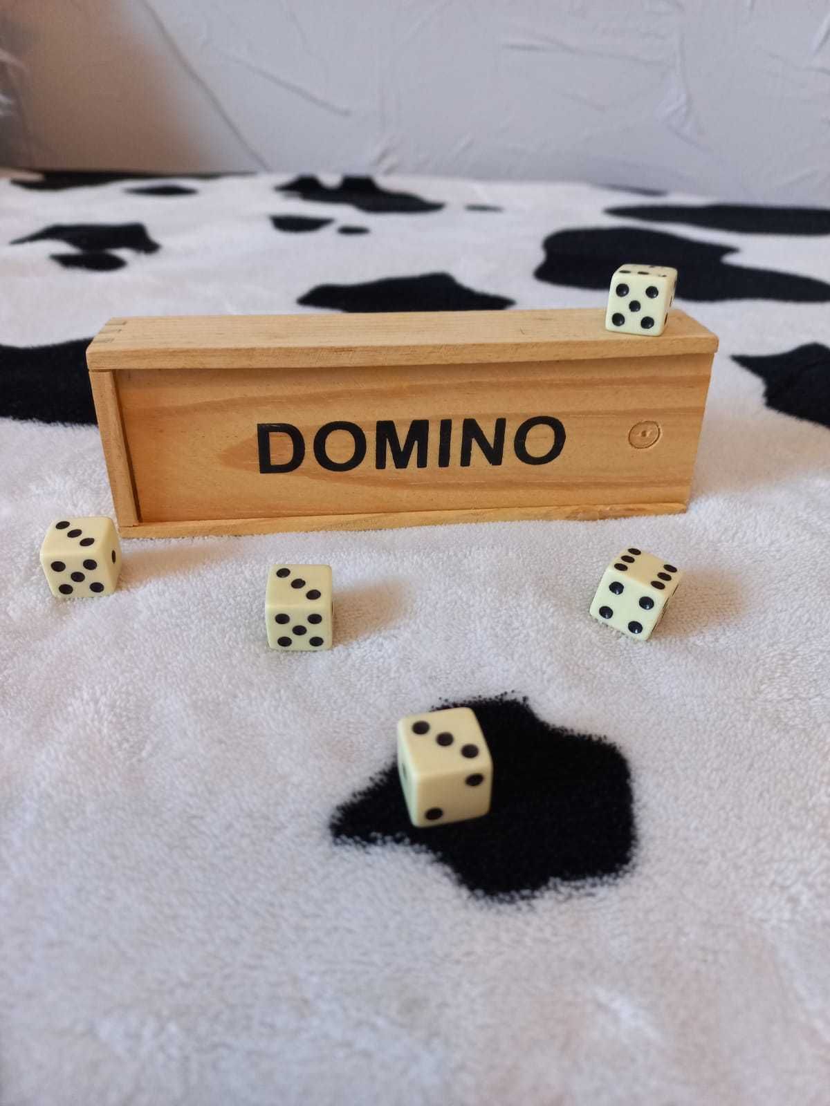 Domino i kostki w opakowaniu