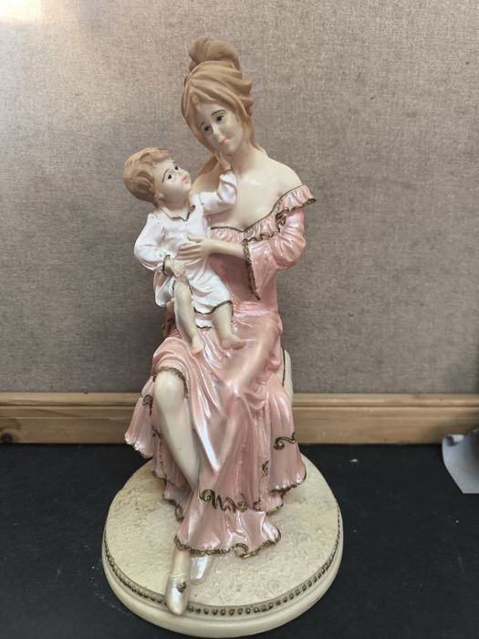 Estatueta Mãe e Filho.
Estatueta Decorativa Clássica Mãe e Filho -lll