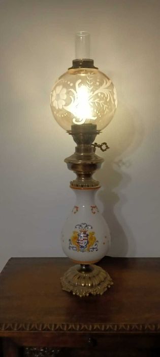 Lampka nocna stylizowana na lampę naftową