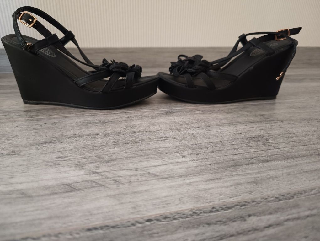 Sandałki czarne koturny