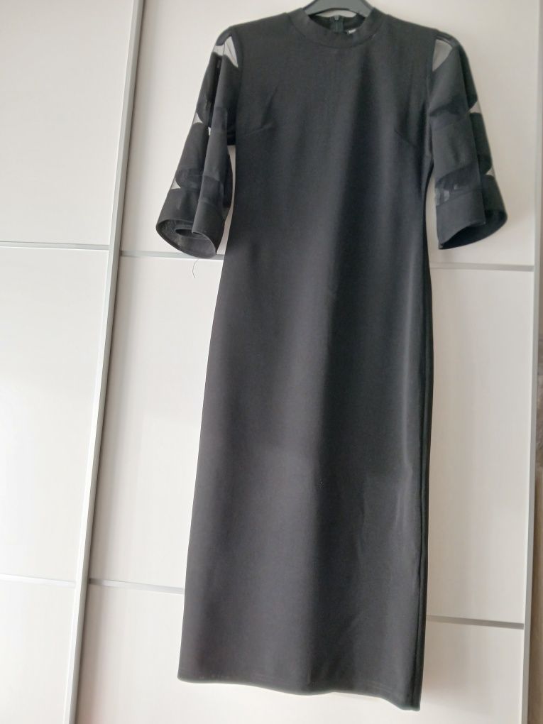 Vestido preto, justo e comprido