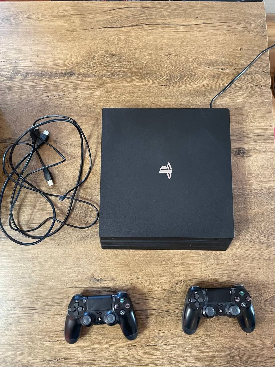 Sony PlayStation 4 Pro 1TB. У гарному стані.