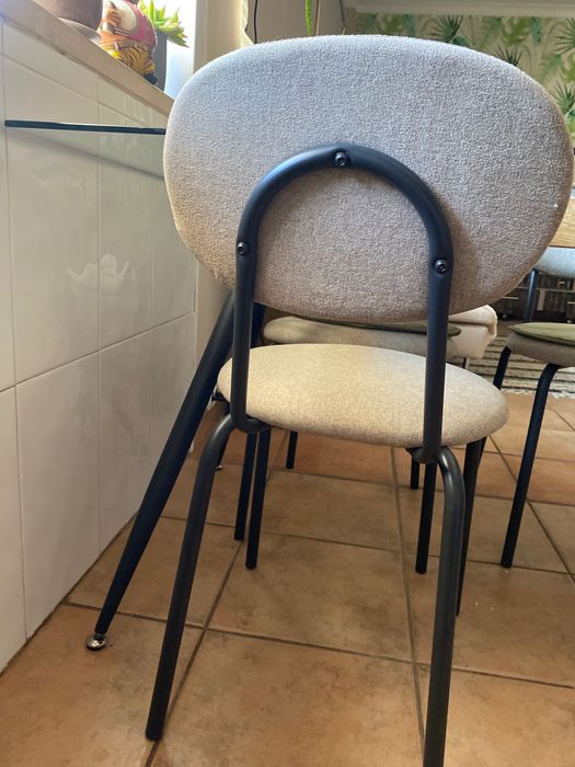 Mesa de vidro e cadeiras