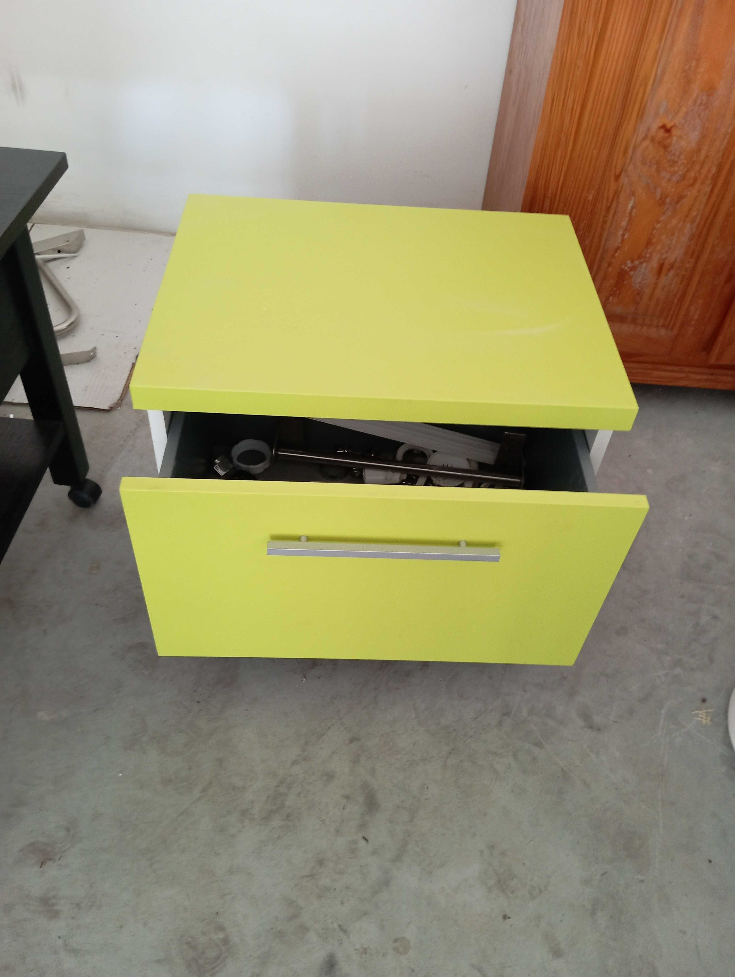 Móvel baixo WC ou quarto de crianças