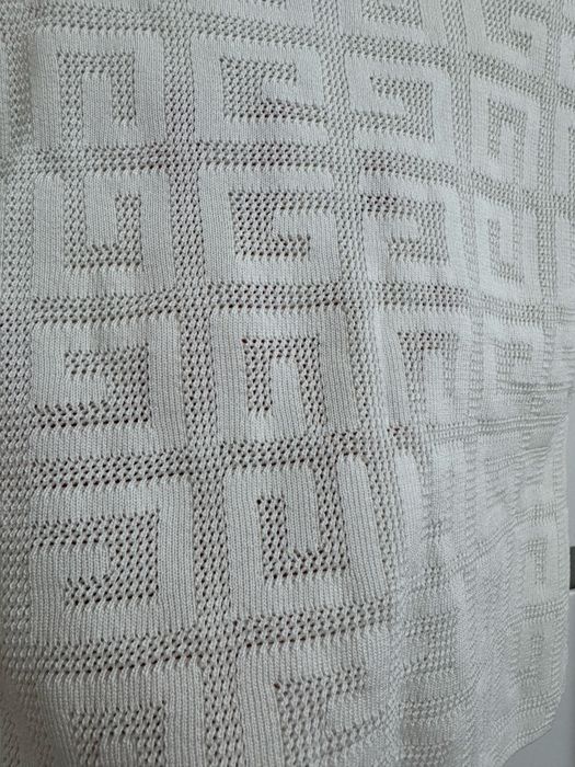 Білий гольф з візерунками