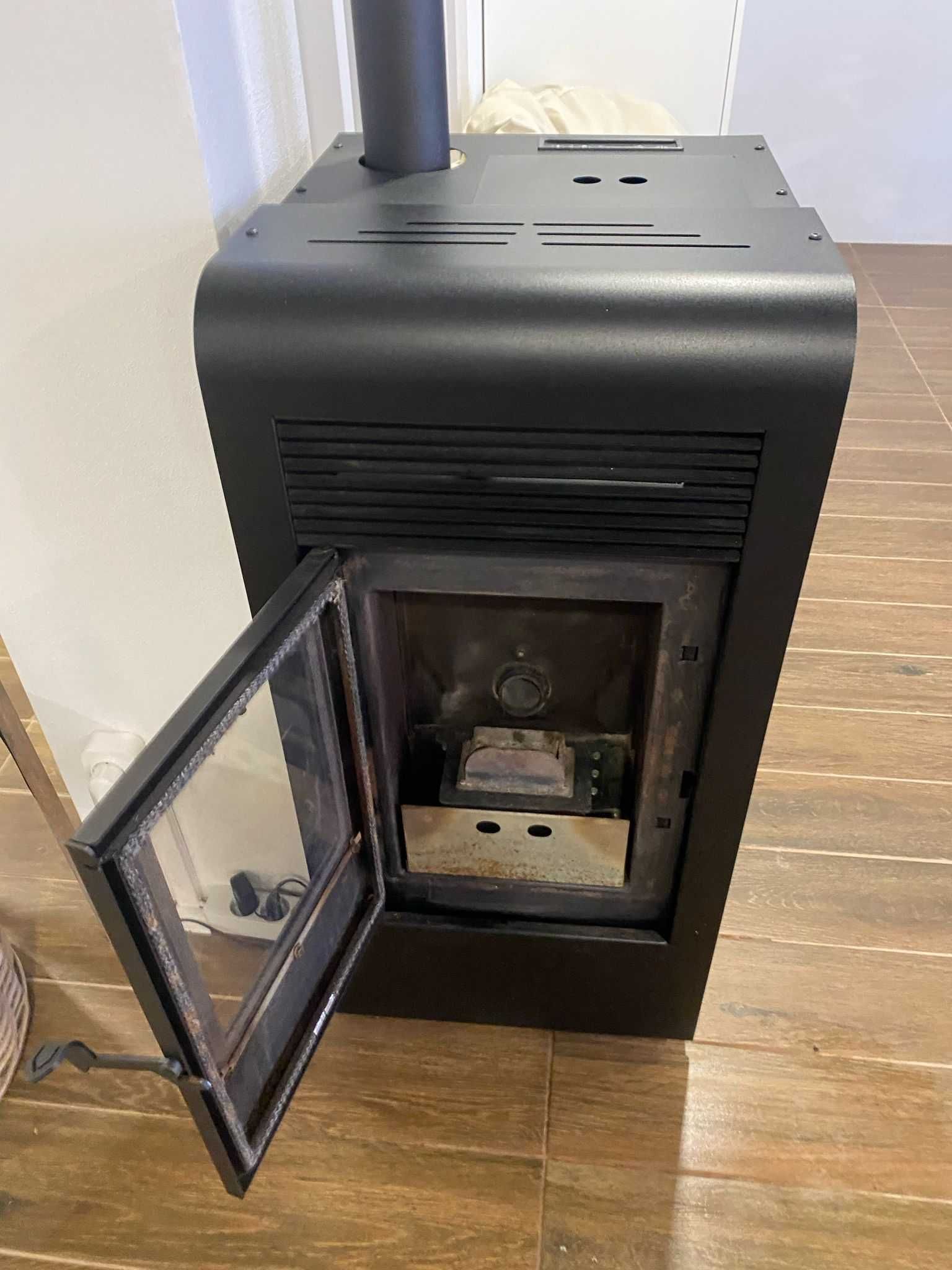 Salamandra pellets 8kw com módulo wi-fi (controlo por app) e garantia