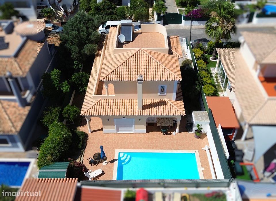 Moradia com piscina e jardim em Carvoeiro