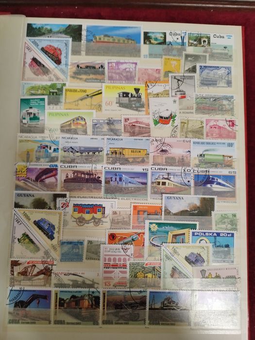 Classificador com 250 selos diferentes temática comboios