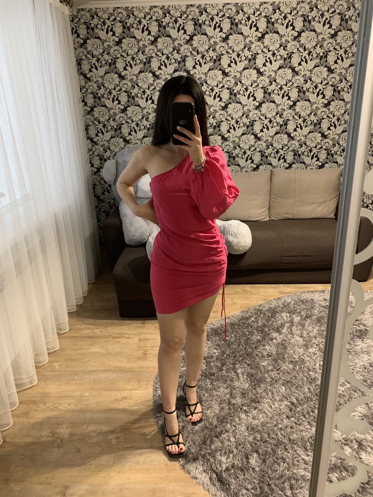 Рожева елегантна сукня