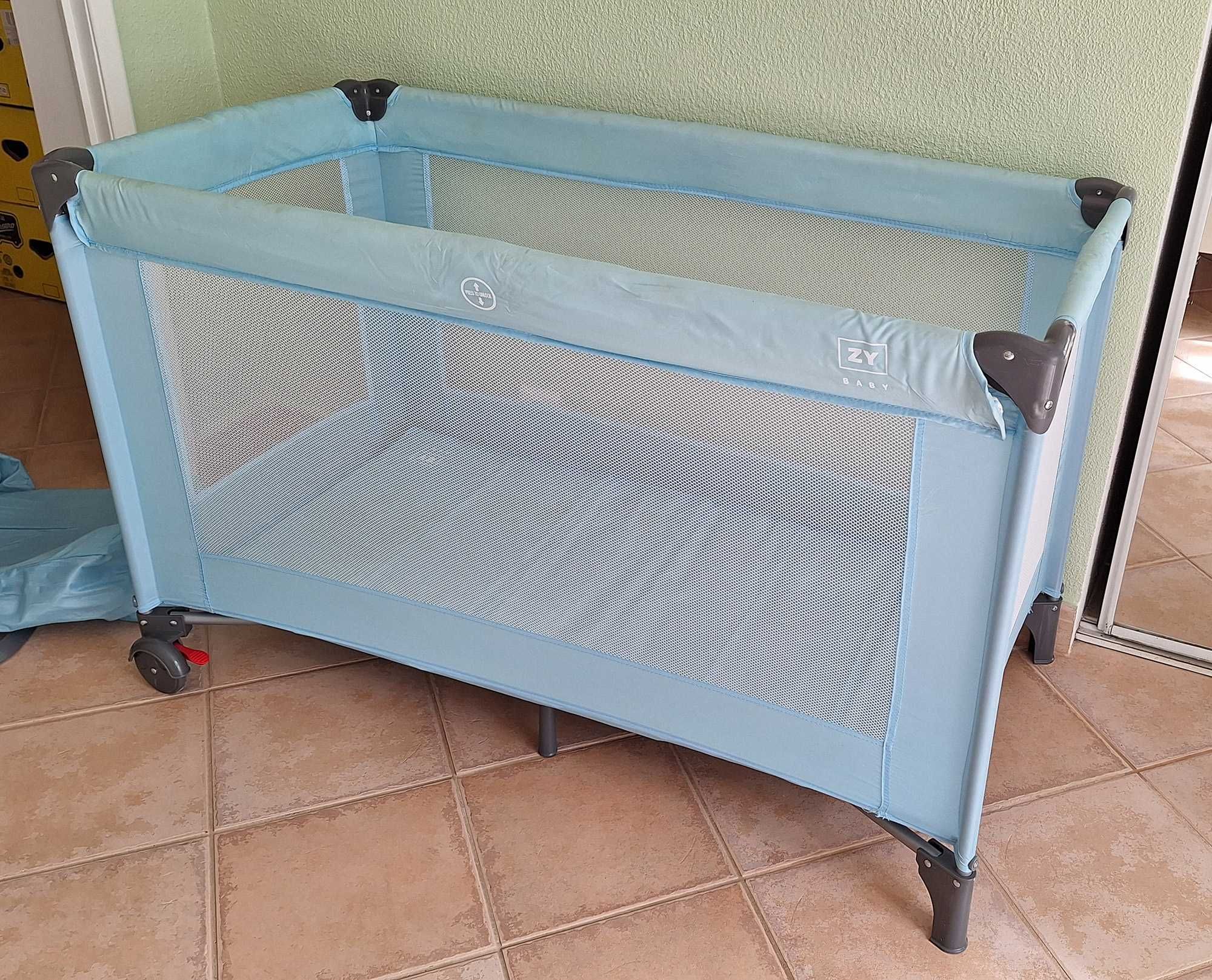 Cama de bebé com lençóis