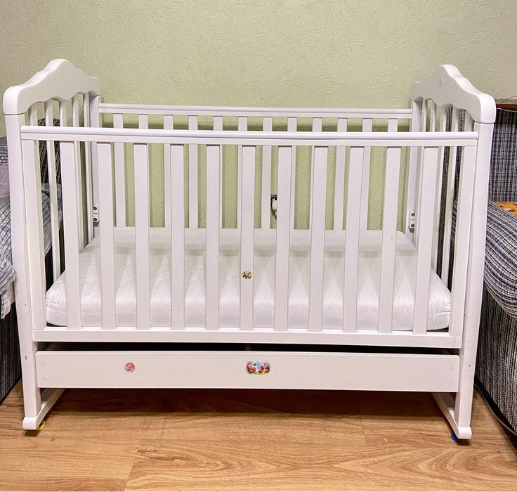 Дитяче ліжечко.