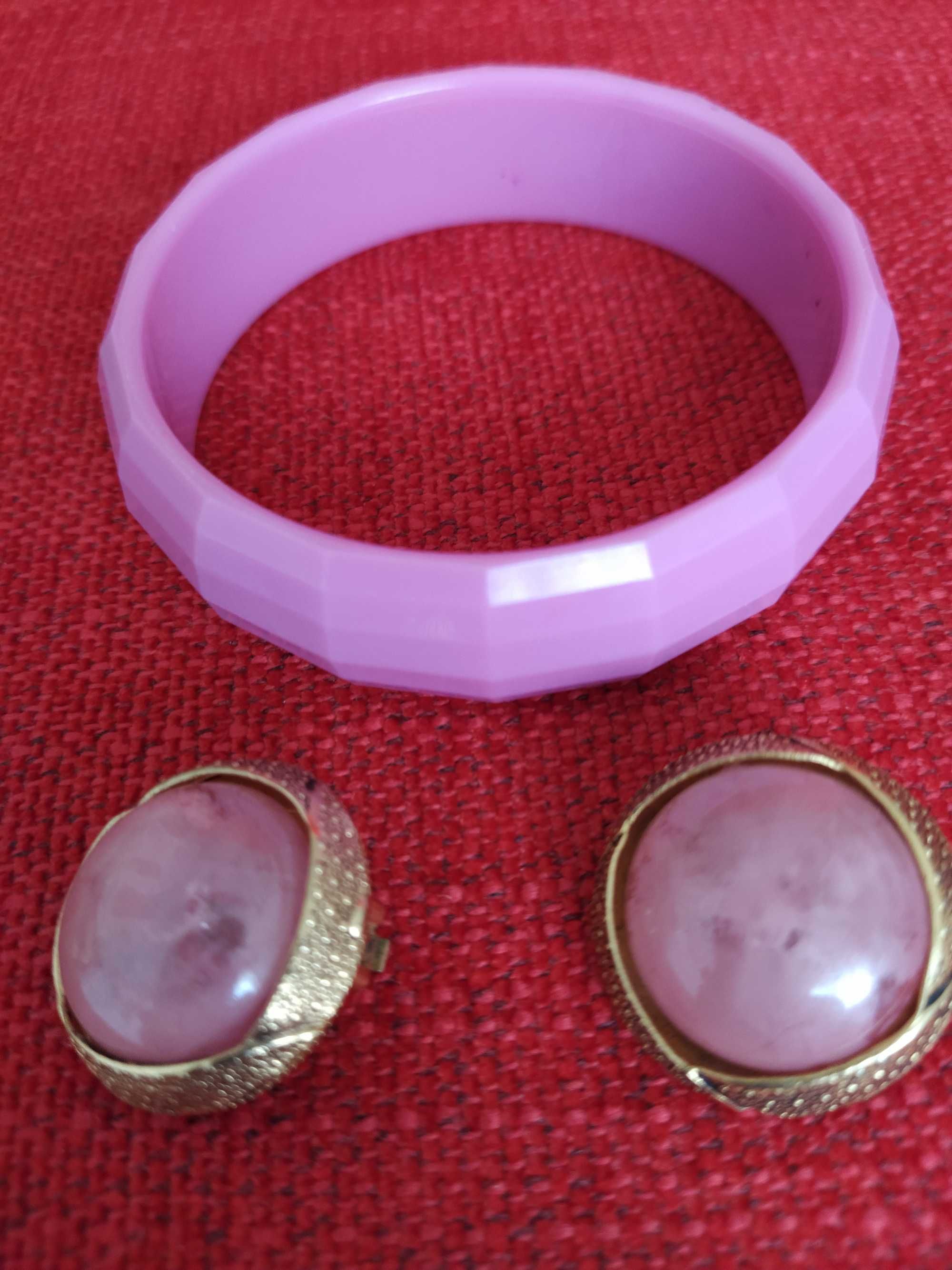 Pulseira rosa com oferta brincos pedra rosa e dourados