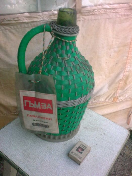 Butla do płynów (np.do wina) w zielonym oplocie