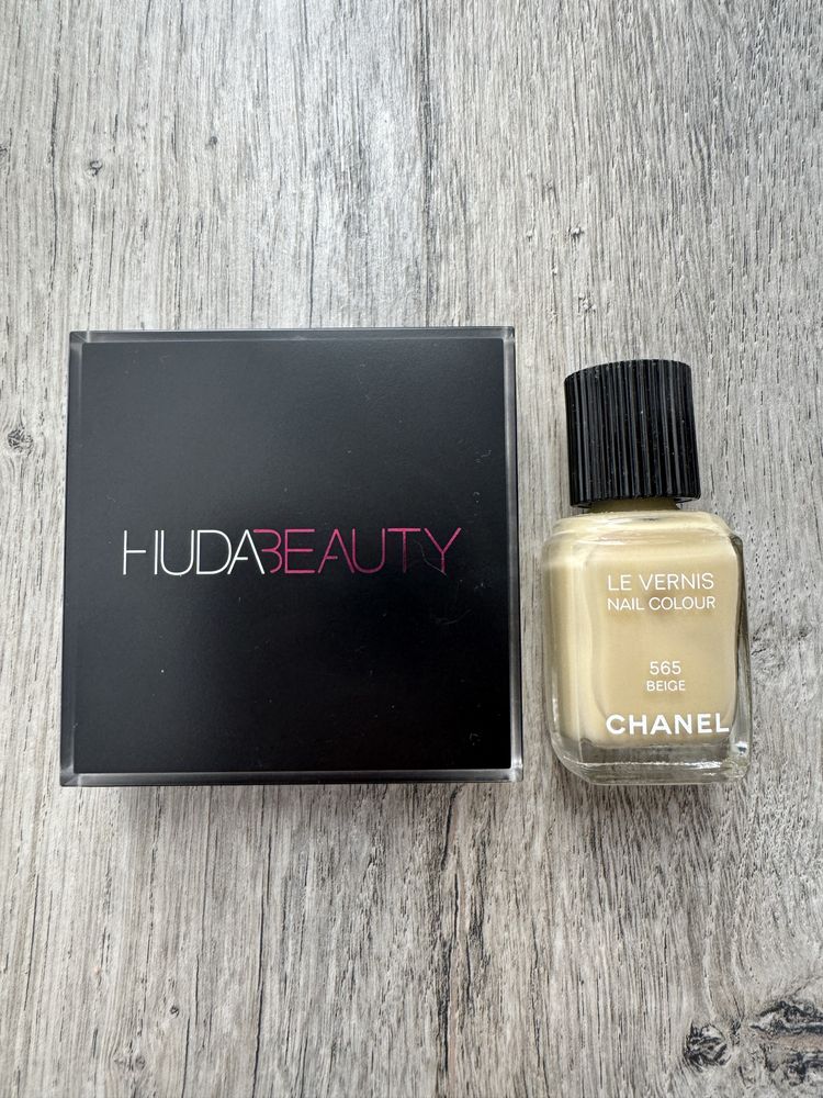 HUDA BEAUTY Tantour Contour light, лак Chanel 565