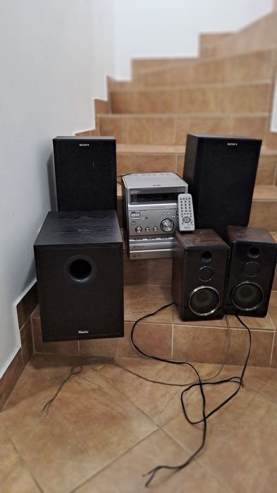 Wieża Sony z głośnikami