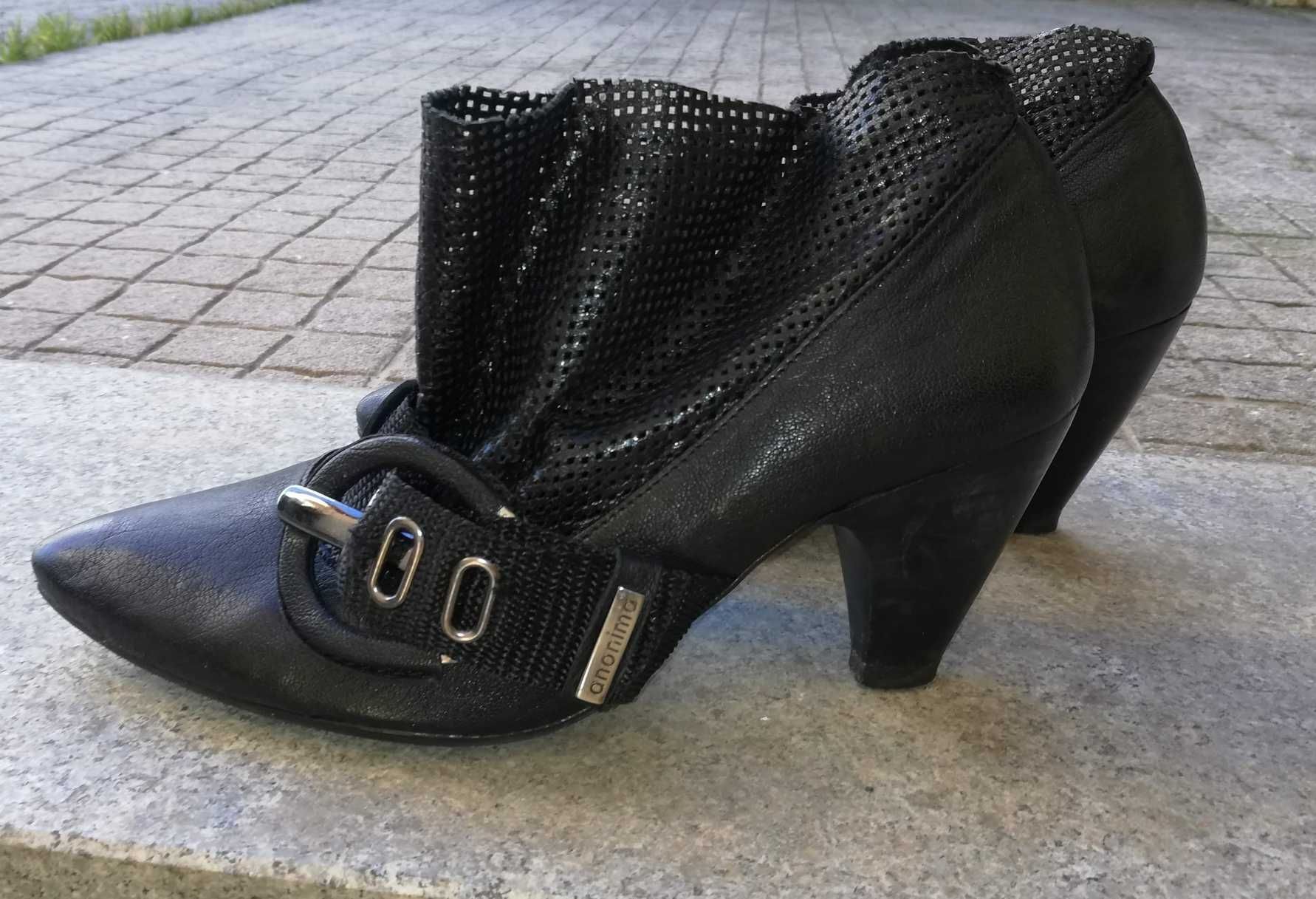 Botins com salto médio