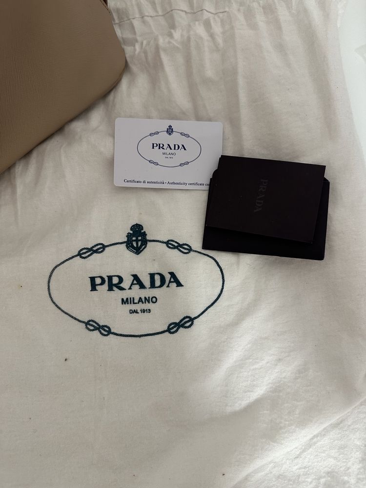 Бежевая сумка Prada брендовая из натуральной кожи