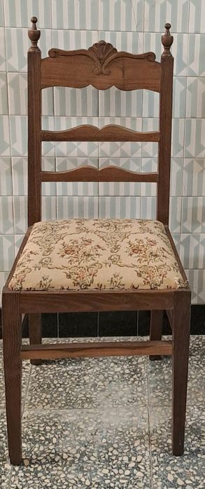 Cadeira muito antiga em madeira maciça e com tampo em tecido de origem