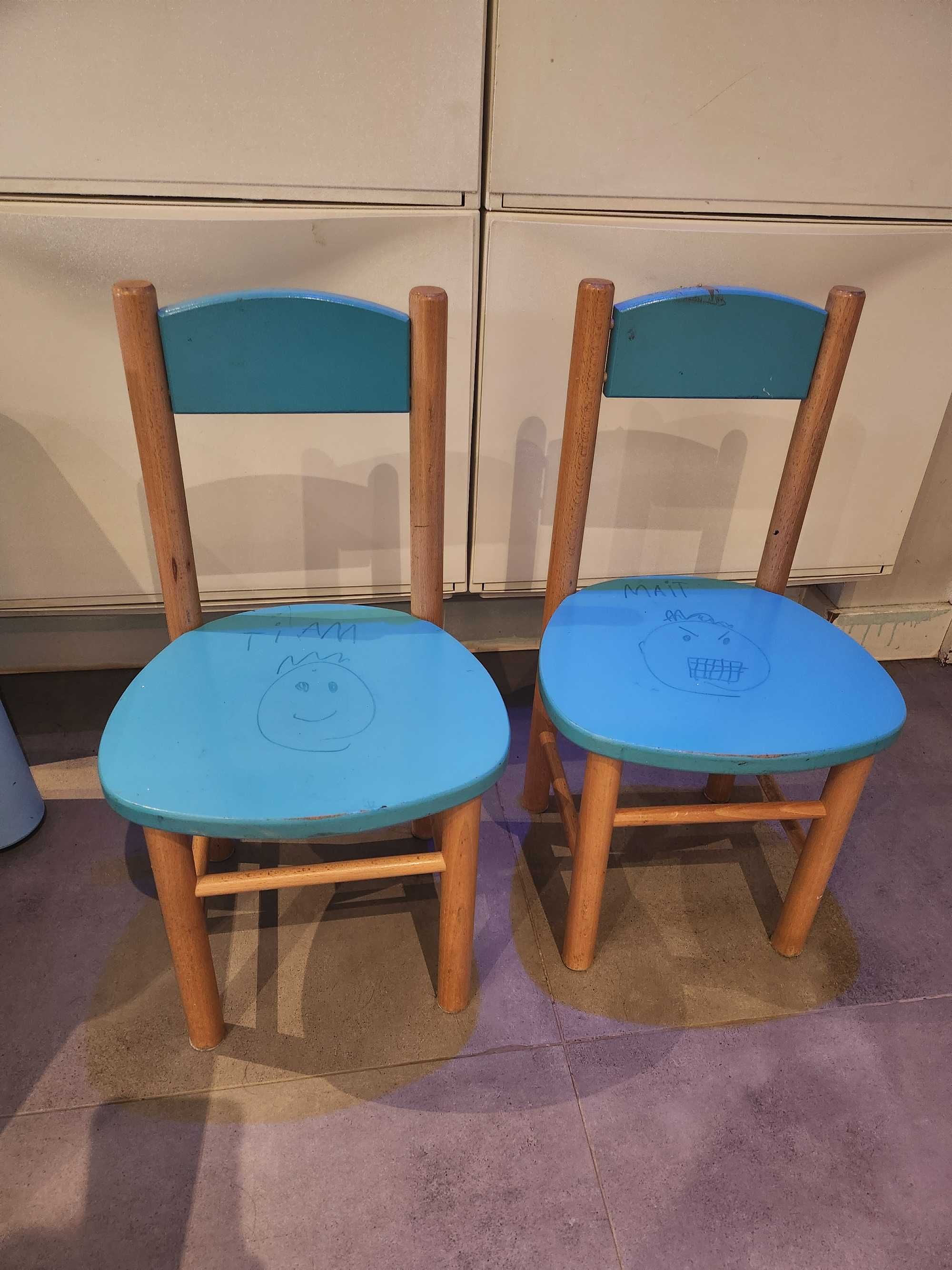 Dwa drewniane krzesełka