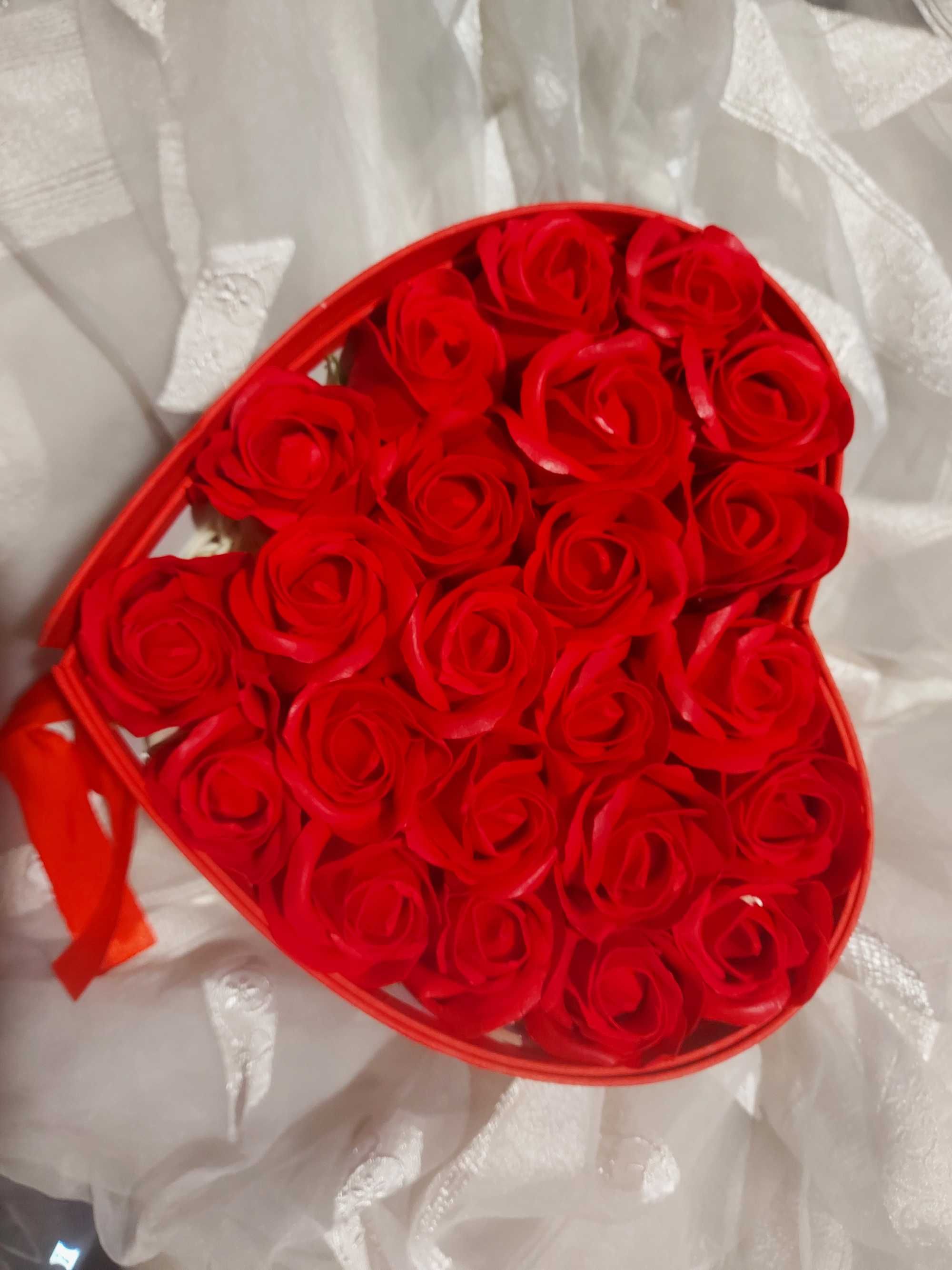 Подарочный бокс "Сердце с мыльными розами" с тайным местом для подарка