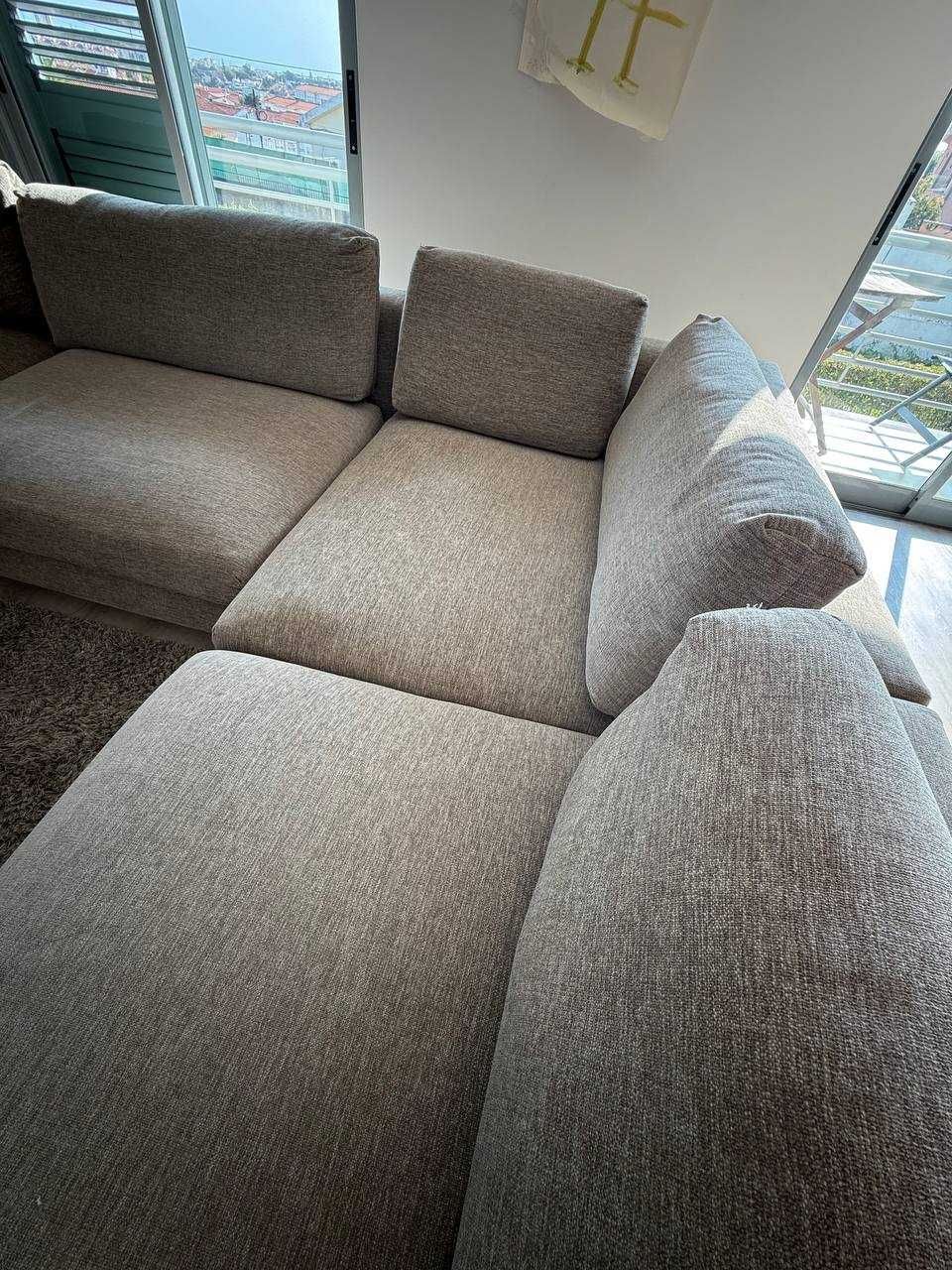 Sofá com duas poltronas na sala de estar