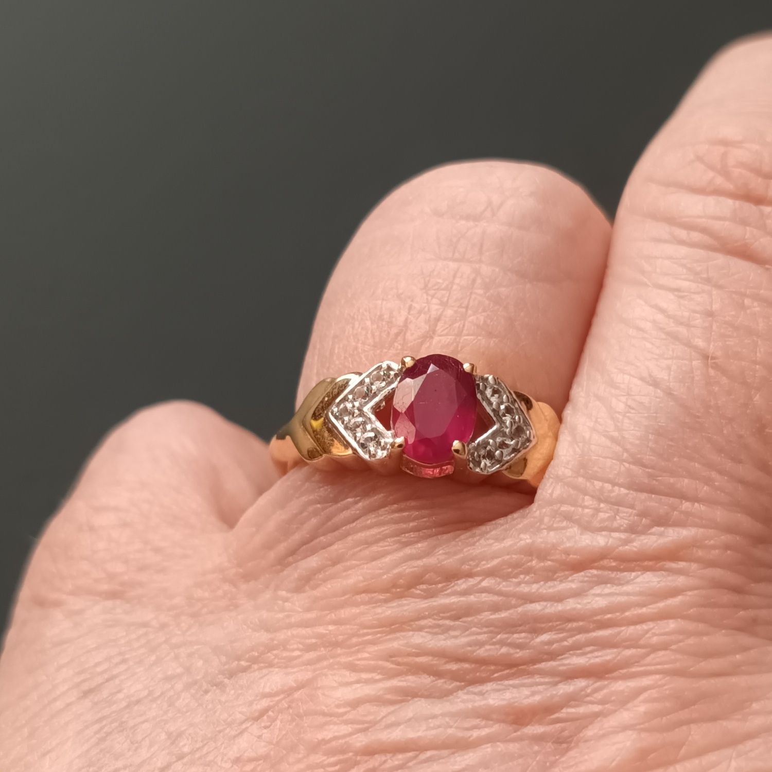 Pierścionek RUBIN z BIAŁYM TOPAZEM 1.08 ct