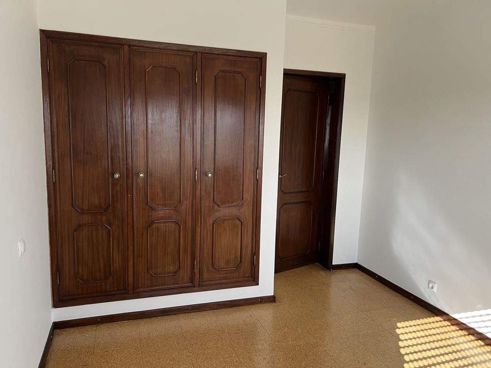 Apartamento T4 com sótão e terraço oliveira do bairro