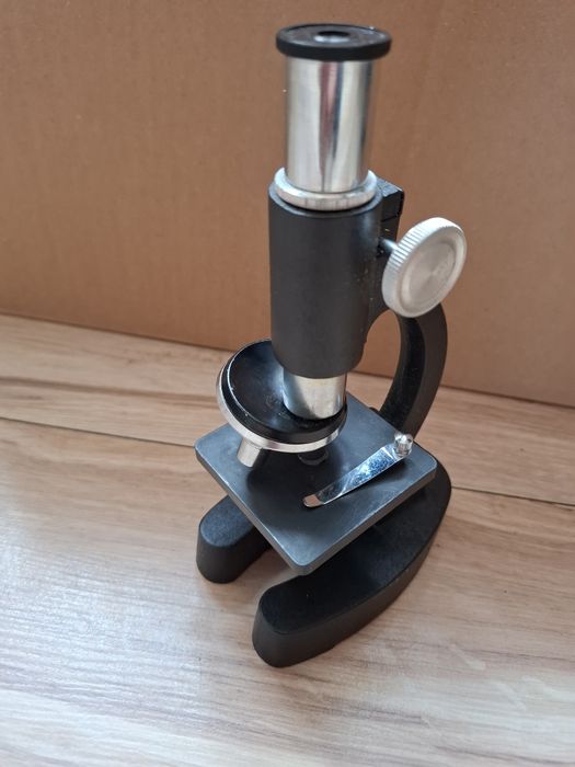 Mikroskop naukowy vintage uszkodzony