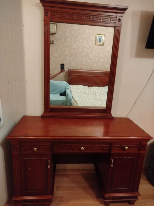Туалетний столик з дзеркалом,трюмо з дерева